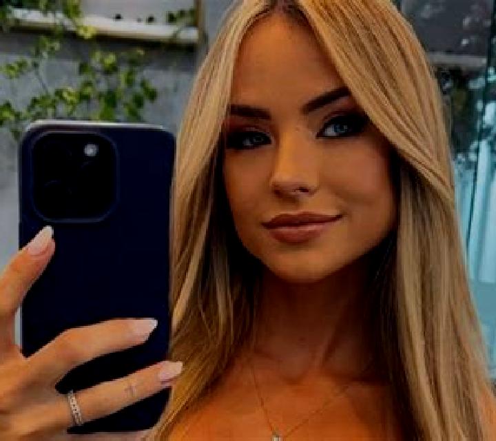 Andrea Molvizar escort