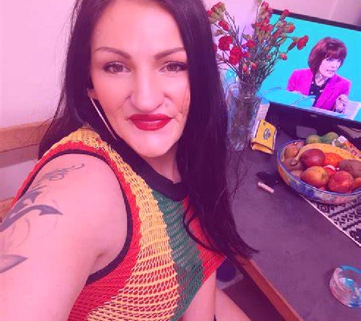 Luna 2 Monton escort
