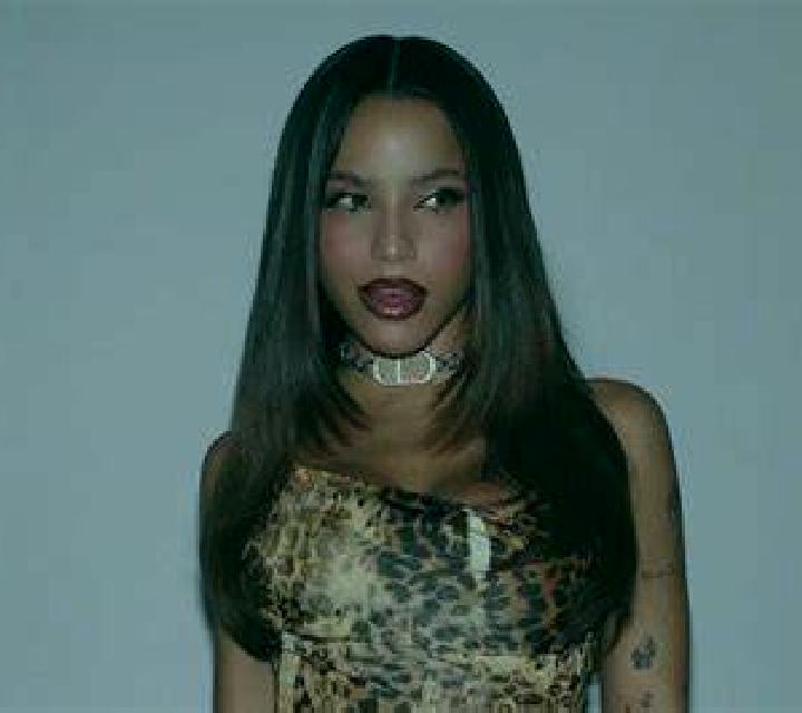 Nora Ourol escort