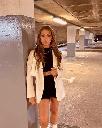 Sara 2 Urus escort